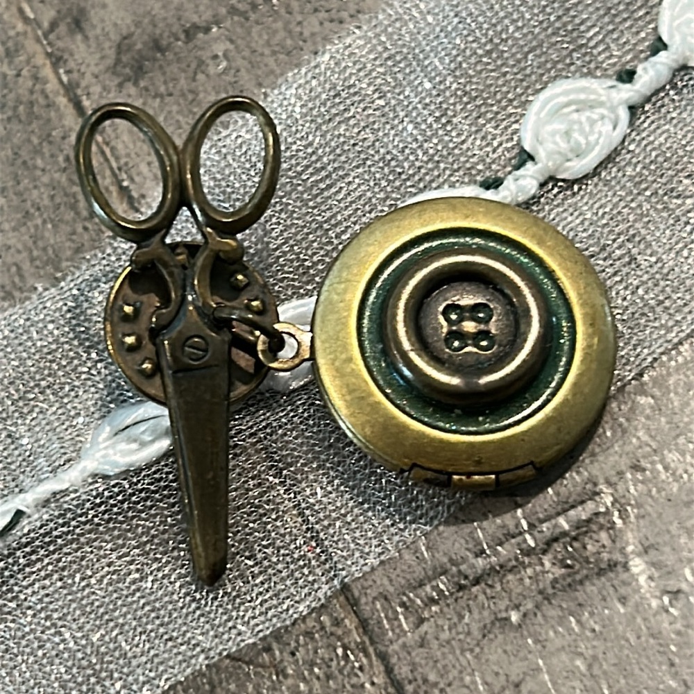 Vintage Brooch/pin Locket Scissors with Button that Opens Rare Made in USA
